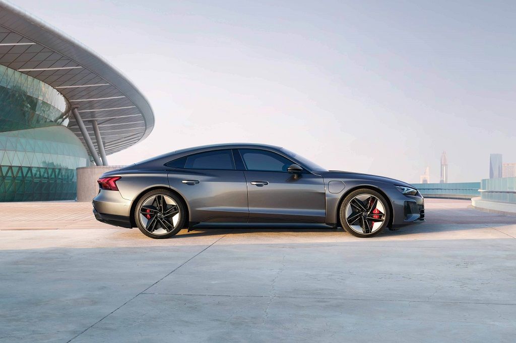 Audi e-tron GT] 光と走りのアート“Road to a Better Future