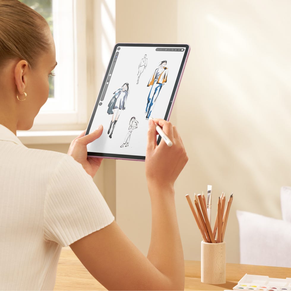 une femme utilisant une tablette Huawei pour créer une peinture numérique