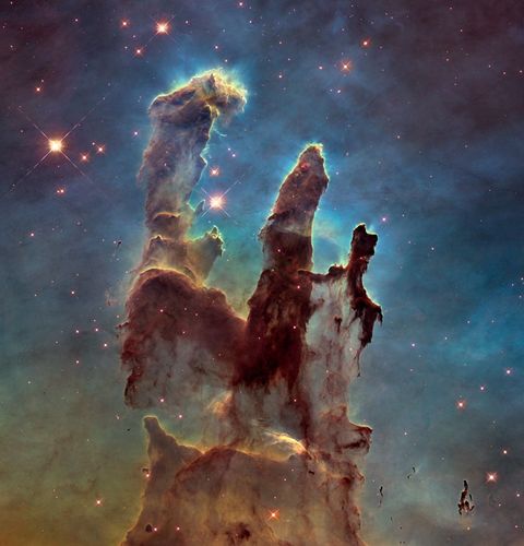 Beelden van de Pilaren der Schepping behoren tot de meest herkenbare van de duizenden opnamen die zijn gemaakt door de Hubble Space Telescope De vingervormige uitsteeksels bevinden zich in de Adelaarsnevel ook wel M16 genoemd