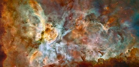Deze beroemde Hubbleopname van het spiraalvormige sterrenstelsel NGC 1300 toont een overvloed aan details hete en jonge blauwe sterren stofbanen die spiraalvormig rond de stralende bulge liggen en heldere sterrenstelsels op de achtergrond die door NGC 1300 heen schijnen