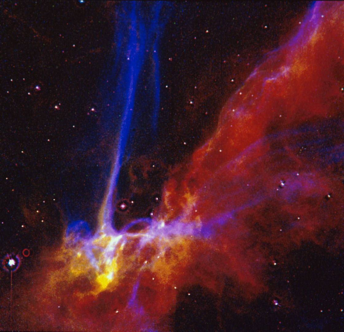 Dit beeld uit 1991 toont een klein deel van het Cygnus Loop supernovarestant De hier getoonde formatie markeert de buitenste rand van een groeiende explosieve golf van een kolossale stellaire explosie die ongeveer 15000 jaar geleden plaatsvond De ontploffing golft in wolken van interstellair gas waardoor het informatie over de samenstelling van het gas onthult