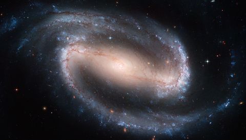 In deze compositiefoto samengesteld uit opnamen van de ruimtetelescopen Hubble en Chandra is het ringstelsel AM 0644741 te zien ook wel de LindsayShapley Ring genoemd
