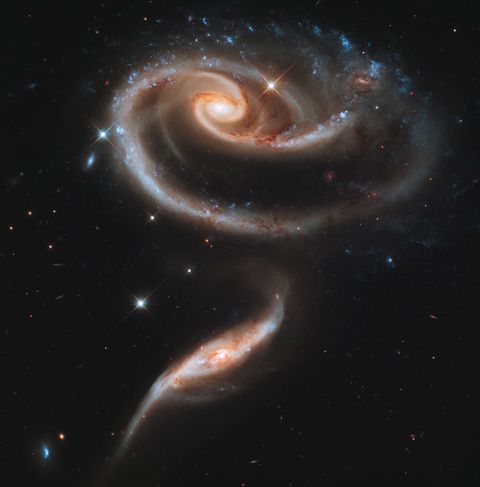 Twee spiraalvormige sterrenstelsels die zich op een afstand van driehonderd miljoen lichtjaar van de aarde bevinden en tezamen Arp 273 worden genoemd zullen in de verre toekomst fuseren