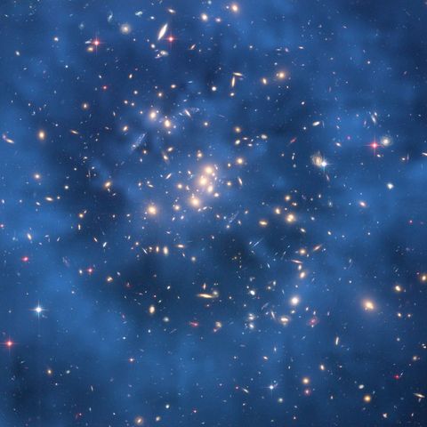 Gedurende meerdere maanden legde Hubble een kosmisch spektakel vast een verscheurde ballon van uitdijende stofwolken rond de ster V838 Monocerotis