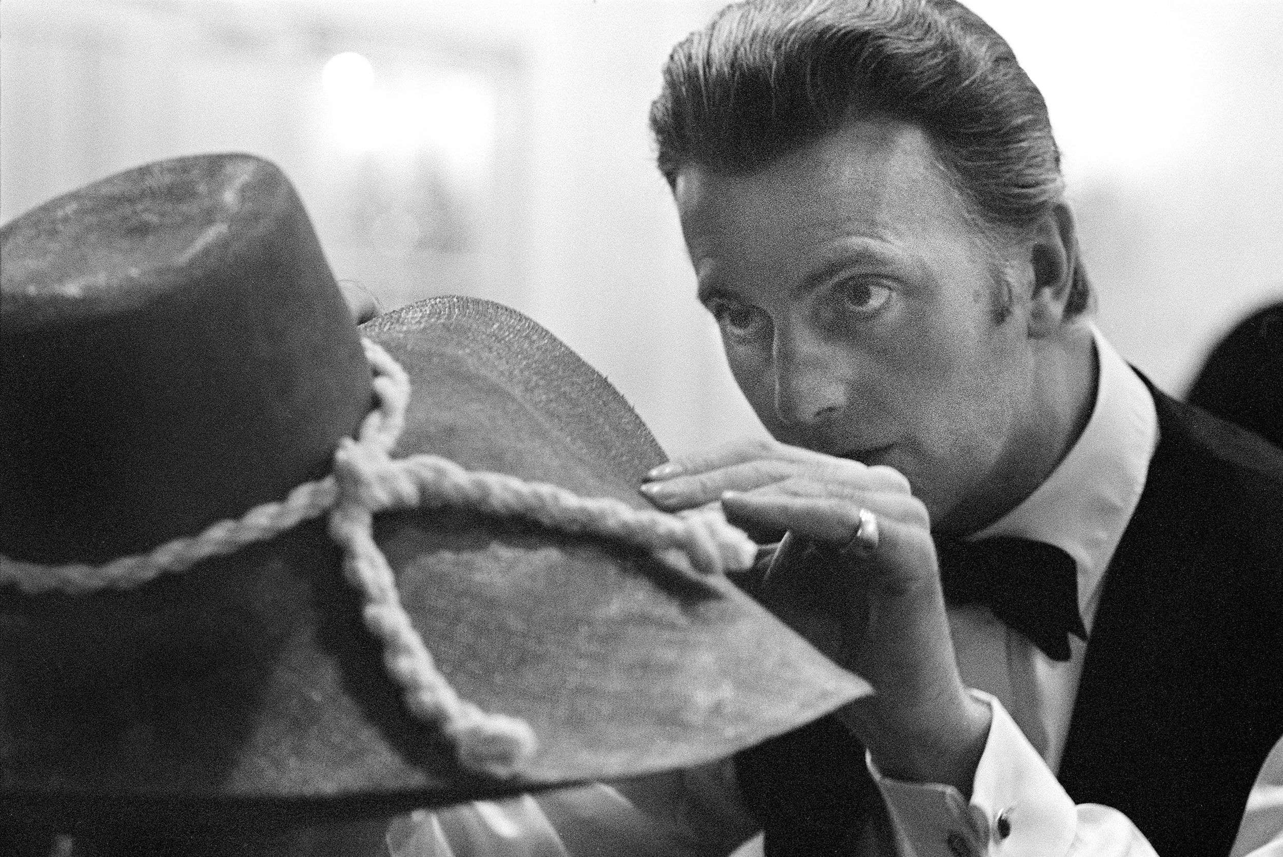 https://hips.hearstapps.com/hmg-prod/images/hubert-de-givenchy-1520857981.jpg https://hips.hearstapps.com/hmg-prod/images/hubert-de-givenchy-1520857981.jpg