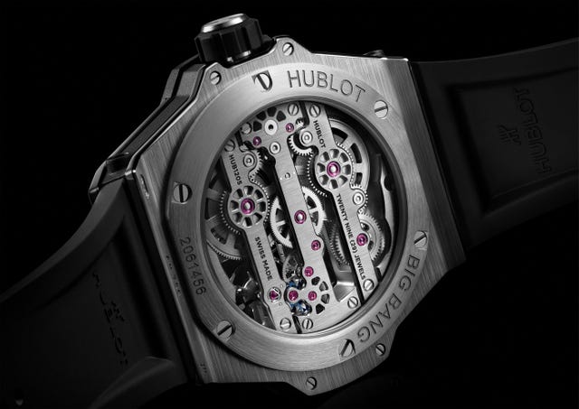 Hublot スケルトンダイヤル 時計 文字盤の浮遊感がすごい！【“オールブラック × スケルトン