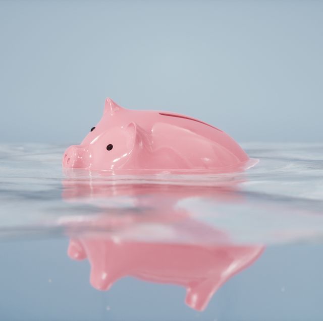 una hucha rosa con forma de cerdo parece ahogarse en el agua