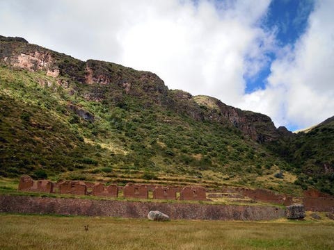 10. Huchuy Cusco Deze Inca stad waarvan de naam Klein Cusco betekent in Quechua is waarschijnlijk gebouwd door een vroege Inca keizer om zijn overwinning op een rivaliserende stam te markeren Vandaag de dag staat het vooral bekend om het indrukwekkende aantal stenen gebouwen en het fabuleuze uitzicht over de Heilige Vallei Wat de runes extra aantrekkelijk maakt is het feit dat je ze alleen te voet kunt bereiken en dat ze vanuit Groot Cusco binnen een dag bereikt kunnen worden waardoor ze een populaire overnachtingsplek zijn Veel van de schitterende reis loopt omhoog door kronkelende kloven en over originele Inca wegen
