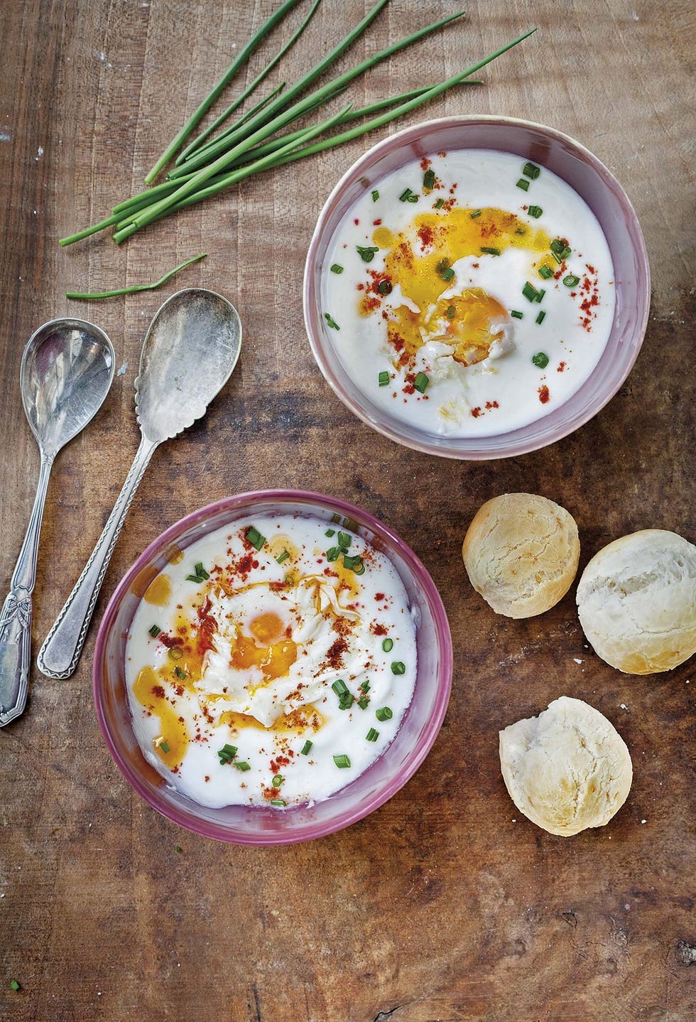 huevos poché con yogur