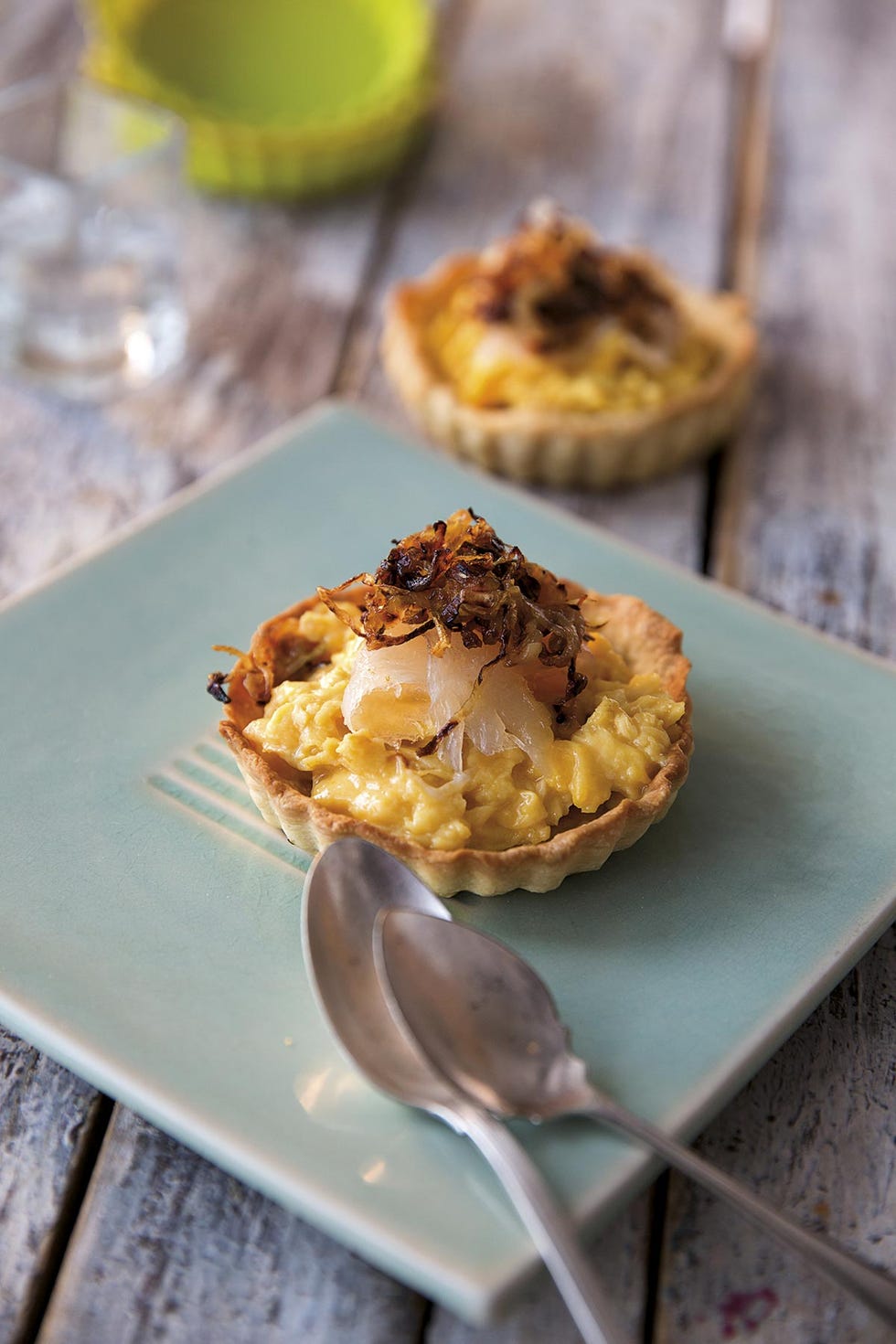 tartaletas de huevos revueltos con bacalao y cebolla