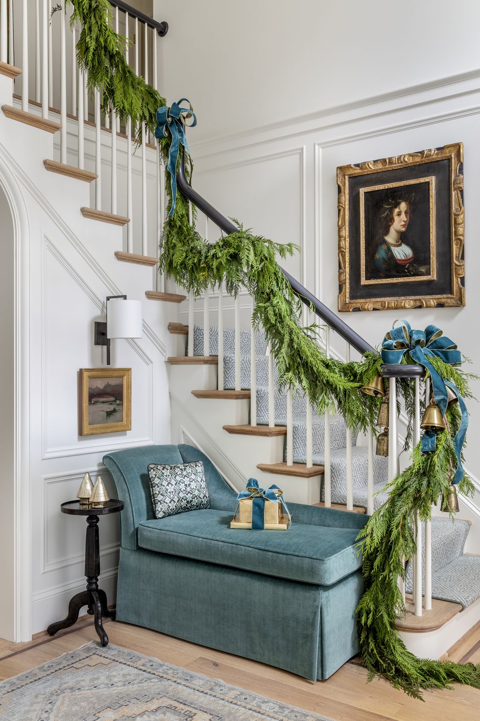 38 Christmas Stairway Decor Ideas That Epitomize Elevated
