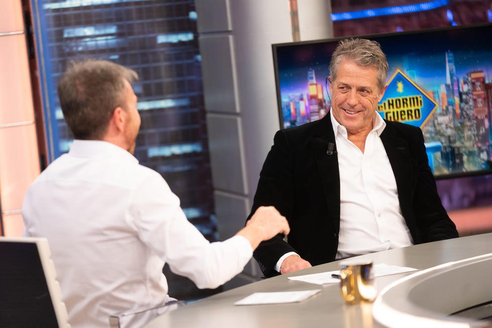 hugh grant durante su visita a el hormiguero con pablo motos