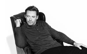 Hugh Jackman el candidato entrevista sentado sexy