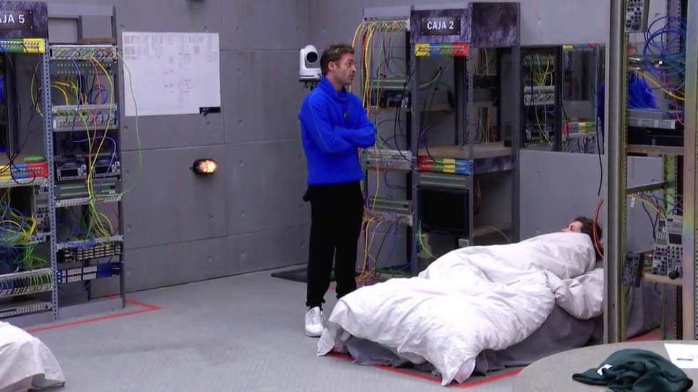 Hugo se confiesa con Adara