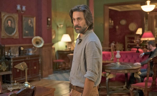 hugo silva, en un salón lleno de antigüedades, caracterizado como julián, su personaje en la serie 'nasdrovia'