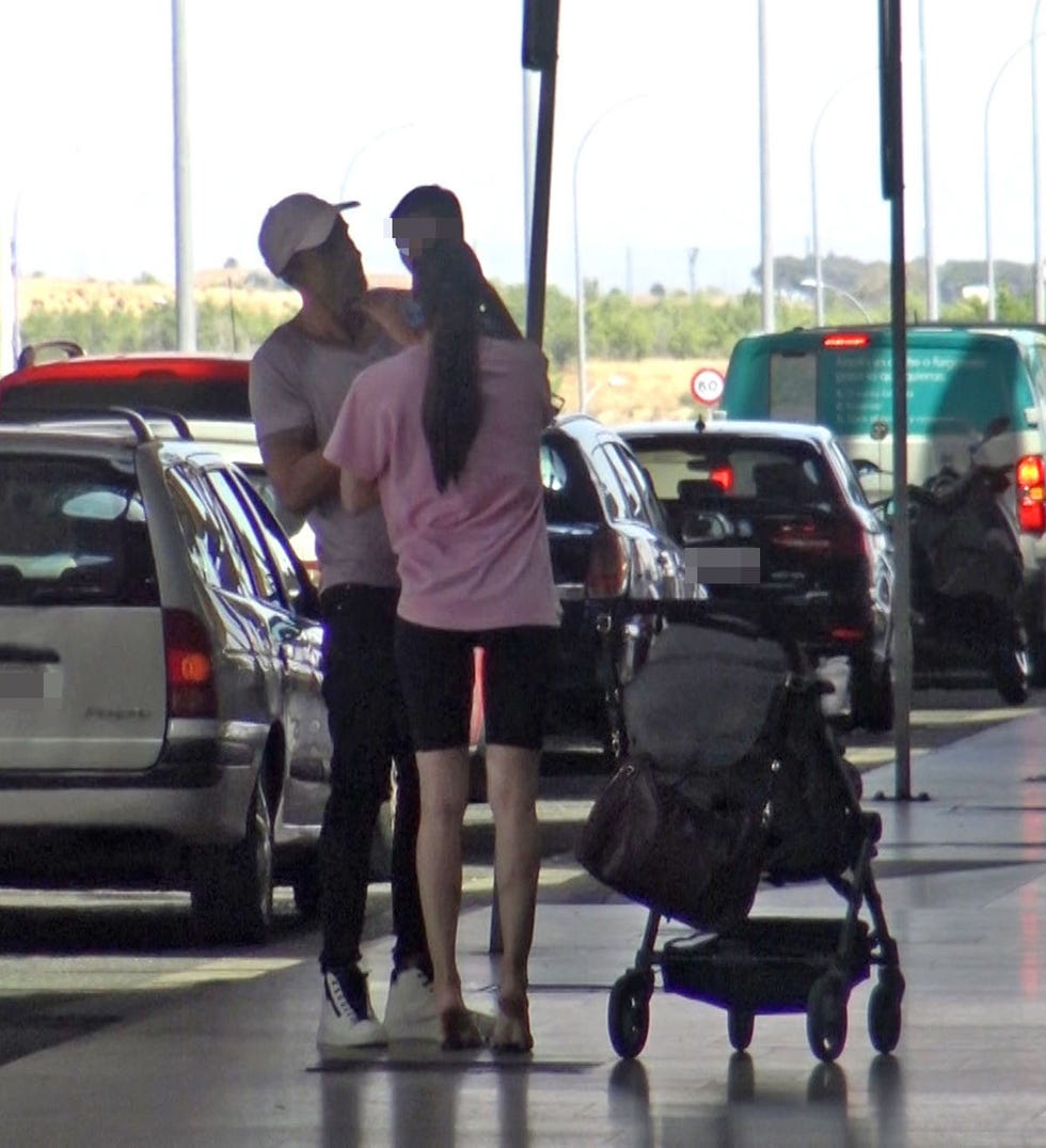 hugo y adara se reencuentran para 'intercambiarse' a su hijo martín