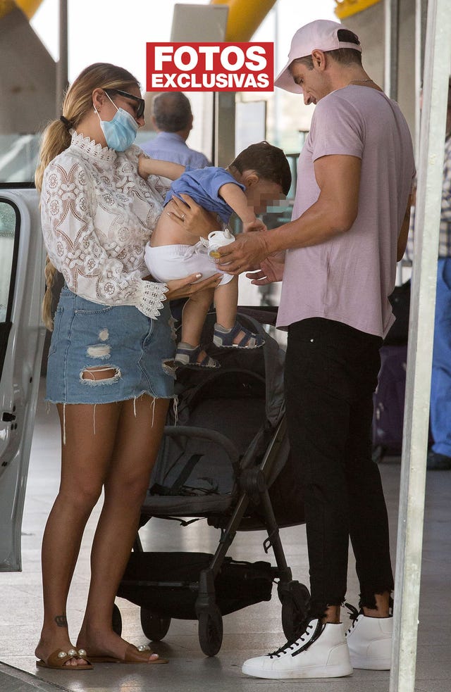 ivana icardi sostiene en brazos a martín, el hijo de su novio, hugo sierra, y adara molinero en el aeropuerto de madrid
