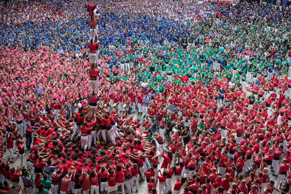 Tijdens het 27ste Concurs de Castells dat jaarlijks wordt gehouden bouwen leden van de Castellers de Barcelona een menselijke piramide of castell