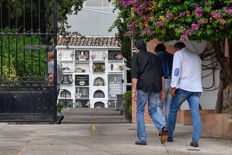 humberto janiero hijo en el cementerio de ubrique para preparar el último adiós a su padre