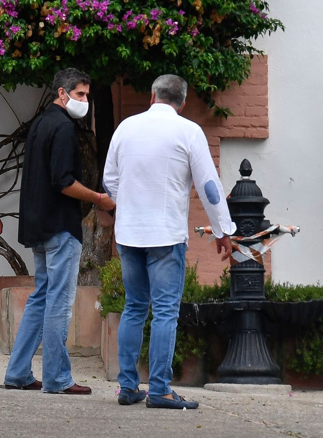 humberto janeiro hijo visita el cementerio de ubrique en que será enterrado su padre, humberto janeiro