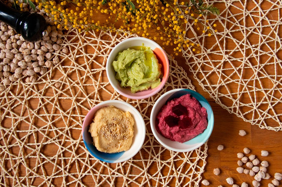 hummus de garbanzos, remolacha y aguacate