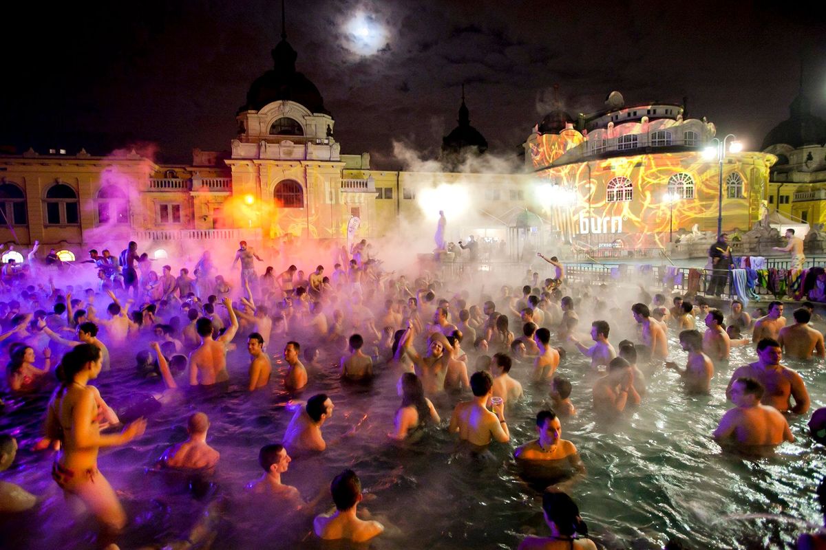 Gasten genieten van het thermale water in een buitenbad van het Szchenyibad tijdens de vijfde jaarlijkse Nacht van de Baden in Boedapest in Hongarije op 11 maart 2012 In navolging op de Museumnacht waren er vijf thermale baden open in Boedapest