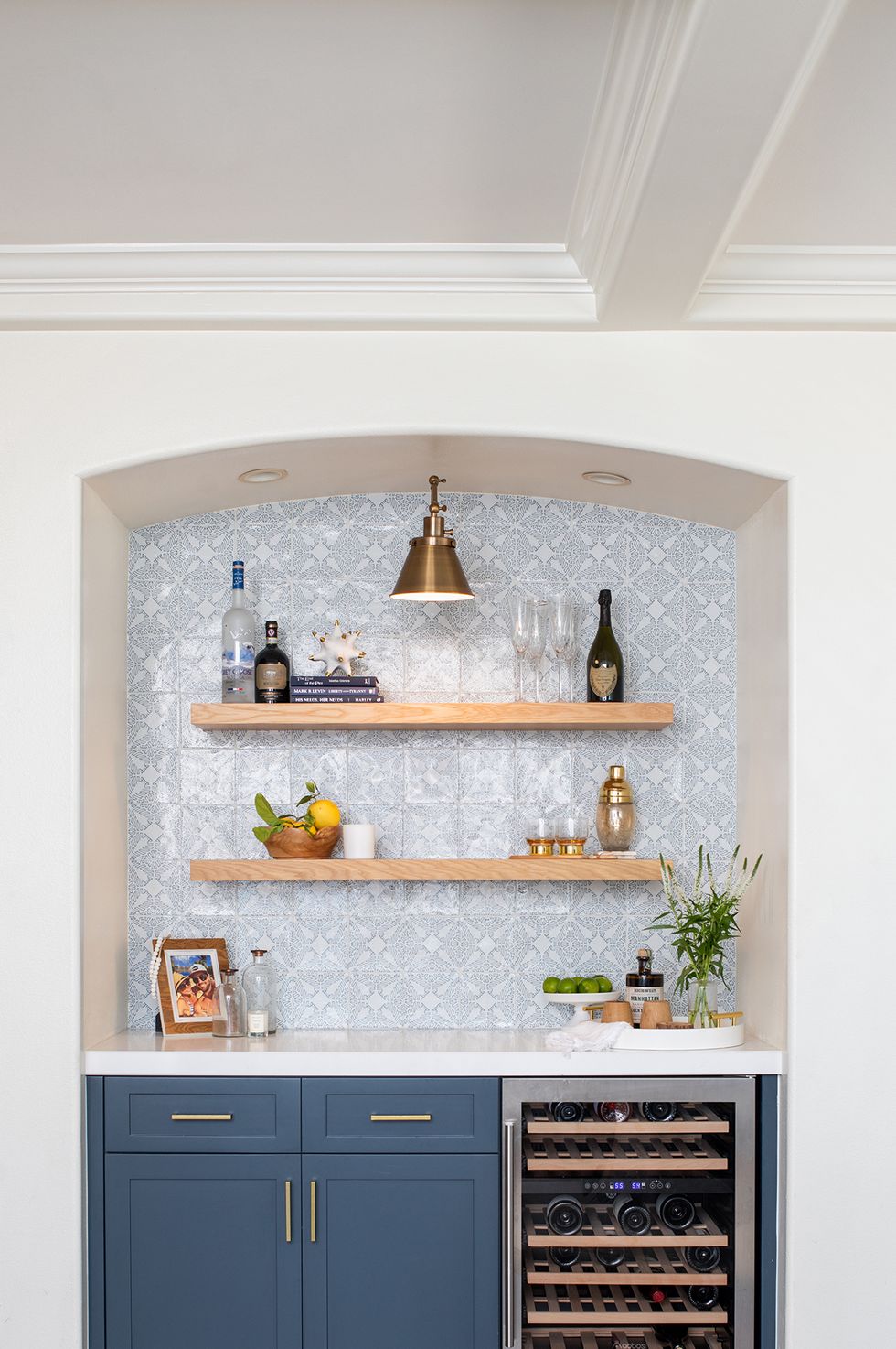 home bar ideas, tiled backsplash and blue cabinets
