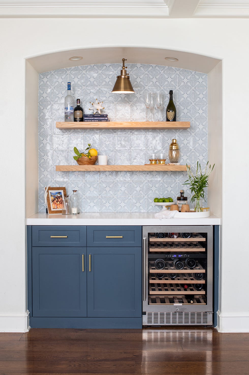 home bar ideas, tiled backsplash and blue cabinets