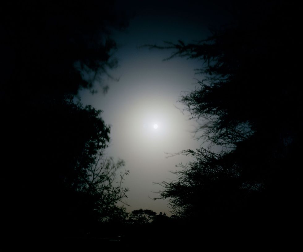 Een jagersmaan staat boven de Mpus Kutuk Community Conservancy in het noorden van Kenia Tijdens volle maan wanneer het schijnsel van de maan het jagen gemakkelijker maakt neemt de activiteit van stropers aanzienlijk toe