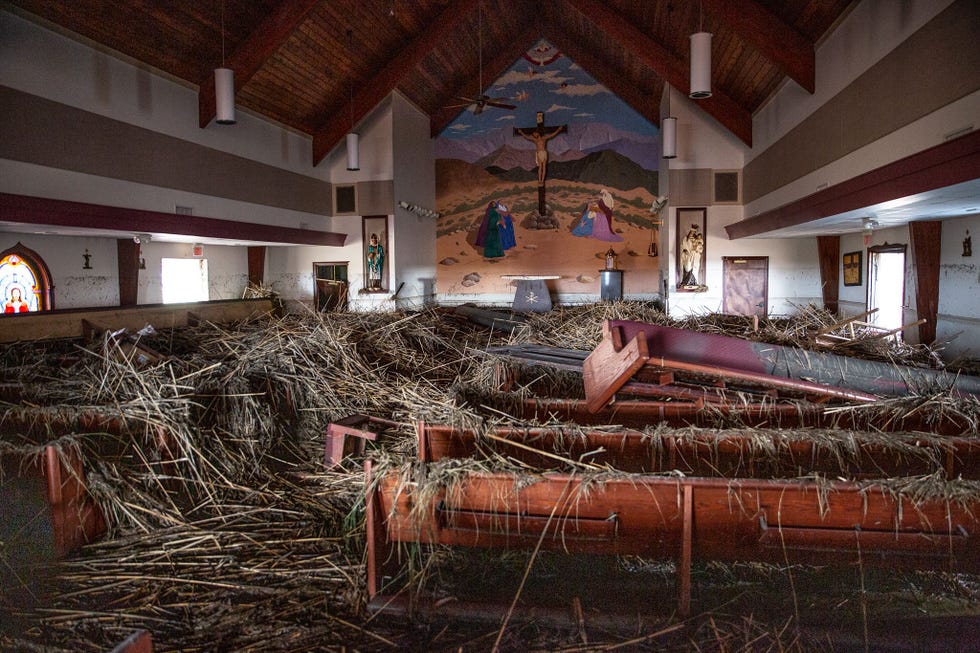 https://www.nationalgeographic.com/content/dam/archaeologyandhistory/2020/12/history-eoy-gallery/USE/hurricane-laura-wetlands-2-church.jpg De St Eugene Catholic Church in Grand Chenier Louisiana ligt vol moerasriet en modder nadat het stadje is getroffen door hurricane Laura een van de zwaarste orkanen die de VS ooit hebben getroffenUitWetlands van Louisiana verdwijnen steeds sneller door zware hurricanes