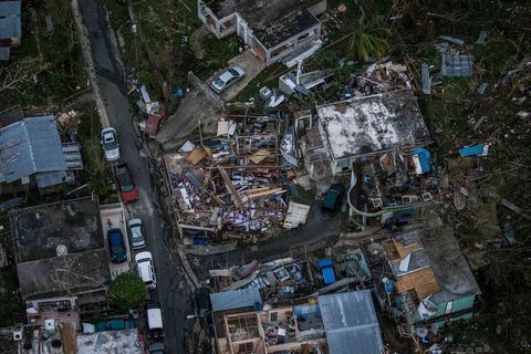De vernietigde kustlijn van Dorado aan de noordkust van Puerto Rico ten westen van San Juan