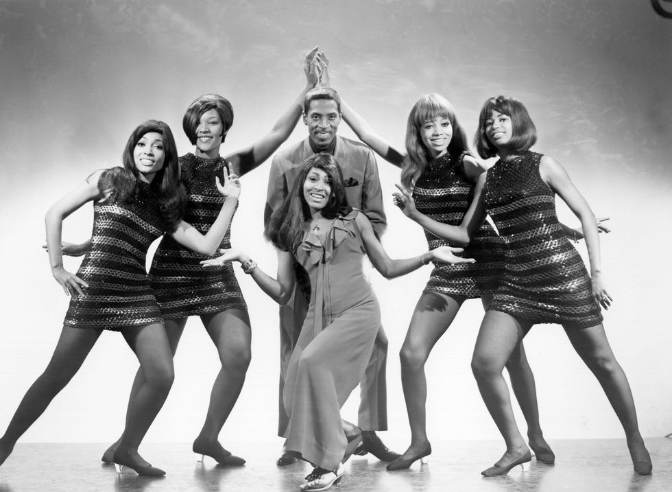 tina turner, ike turner and four backup singers pose for a photo