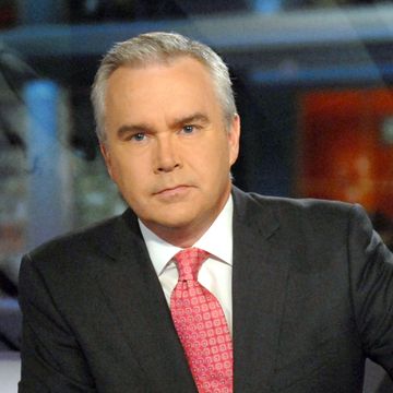 huw edwards in n9 news studio for the ten o clock news