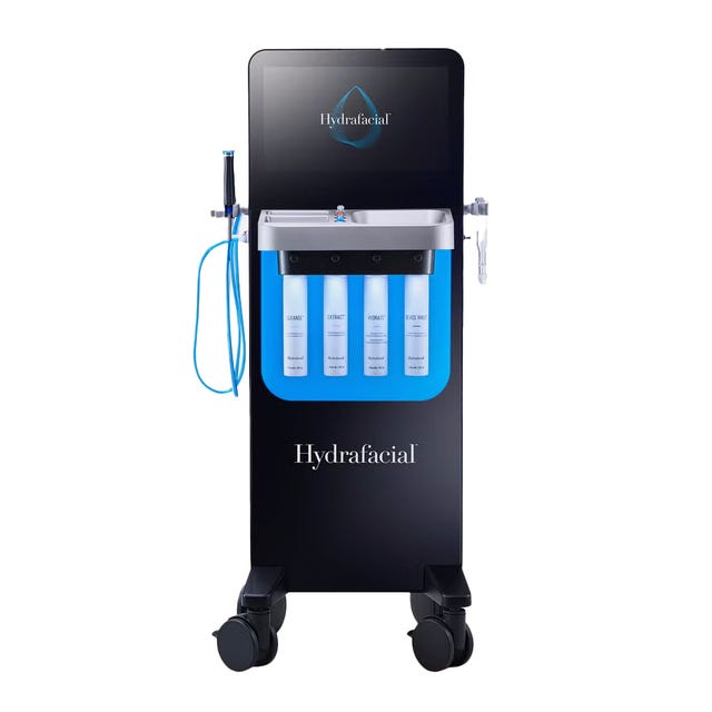 urządzenie hydrafacial z eksponowanymi produktami do zabiegów