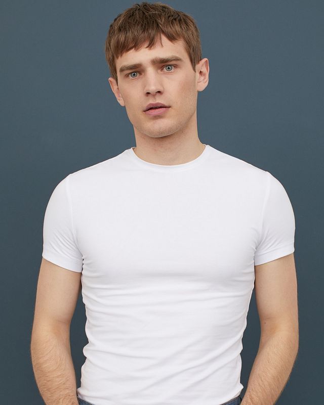 Camisetas blancas de hombre y cómo las puedes combinar en verano