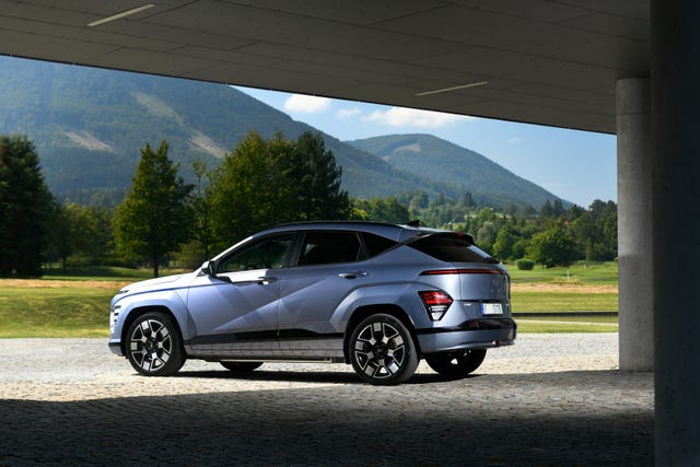 https://hips.hearstapps.com/hmg-prod/images/hyundai-kona-e-2023-105-652513d05ff00.jpg?crop=1.00xw:0.753xh;0,0.247xh&resize=640:*