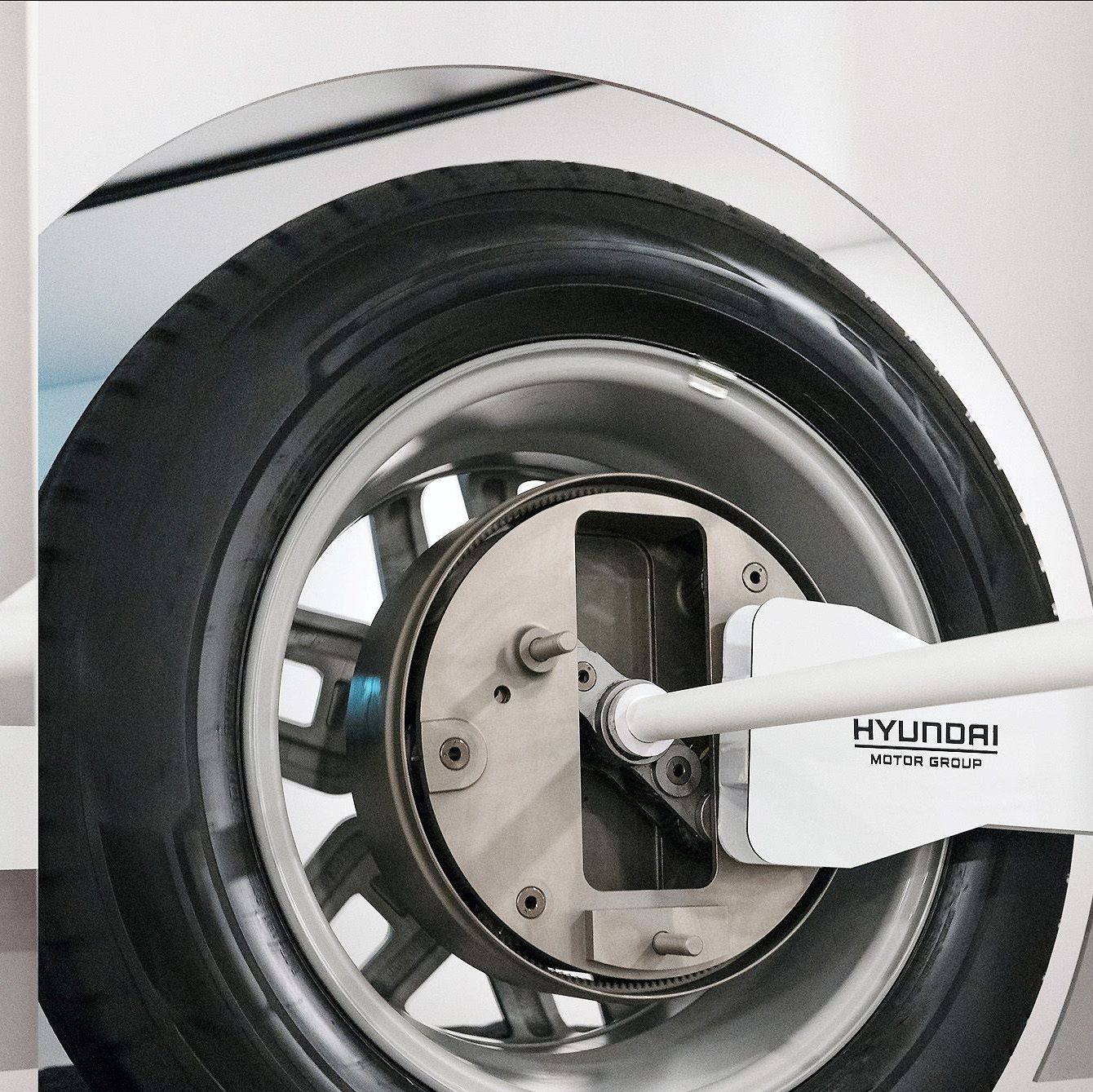 Hyundai and Kia Ponder New 'Uni Wheel' Drive System