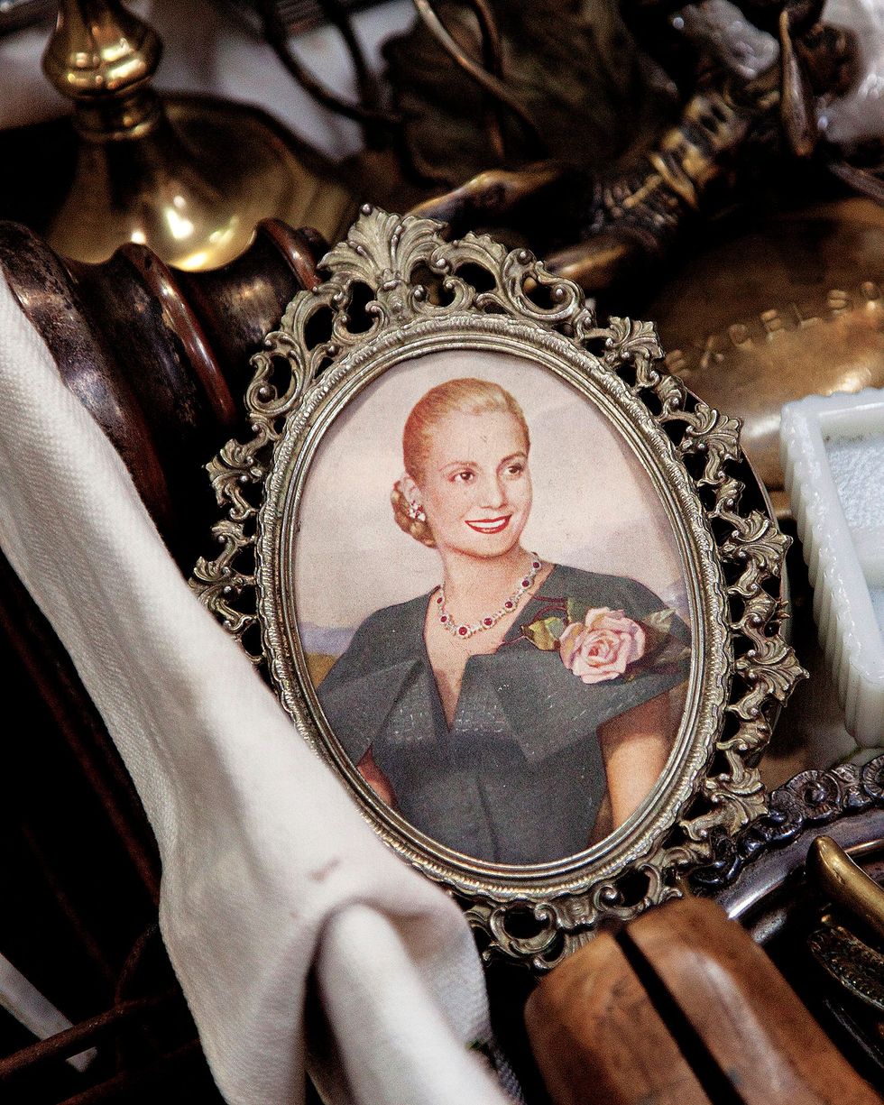 Een broche met een portret van Eva bvrouw van de vroegere leider Juan Pern Zij ligt begraven op de beroemde begraafplaats Recoleta