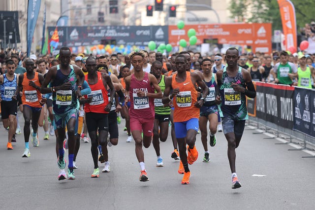 a group of people running in a marathon