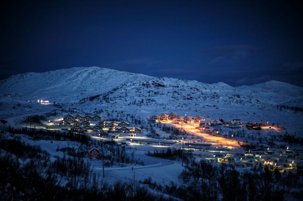 Het Zweedse wintersportoord Riksgrnsen ligt zon tweehonderd kilometer ten noorden van de Poolcirkel In de afgelopen jaren heeft het stadje zon zeshonderd vluchtelingen uit landen als Syri Afghanistan en Irak opgenomen