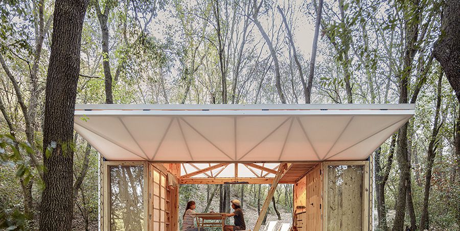 una casa movil, auto suficiente y fabricada con madera laminada de kilometro cero para recorrer el mundo de una forma ecologica