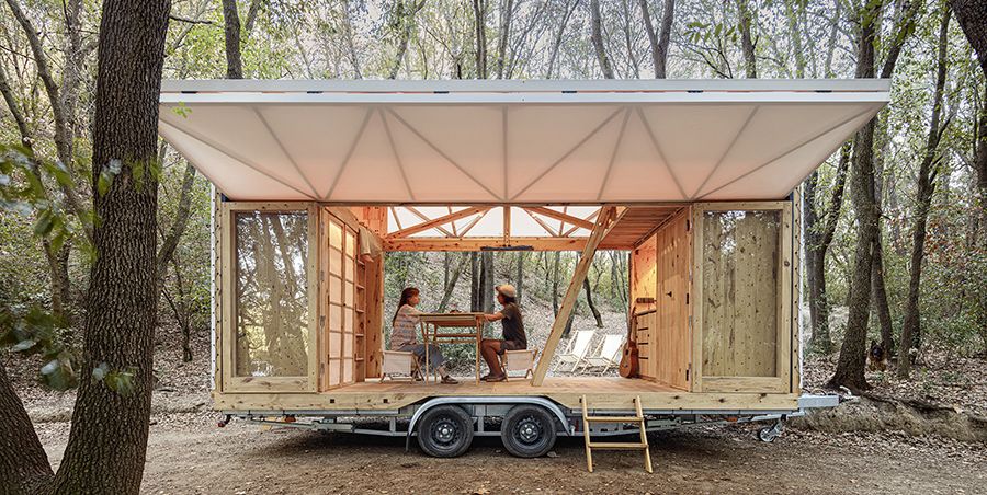 una casa movil, auto suficiente y fabricada con madera laminada de kilometro cero para recorrer el mundo de una forma ecologica