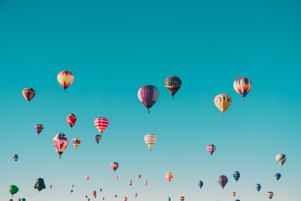 Hot air ballooning, Hot air balloon, Sky, Balloon, Vehicle, Air sports, Recreation, 