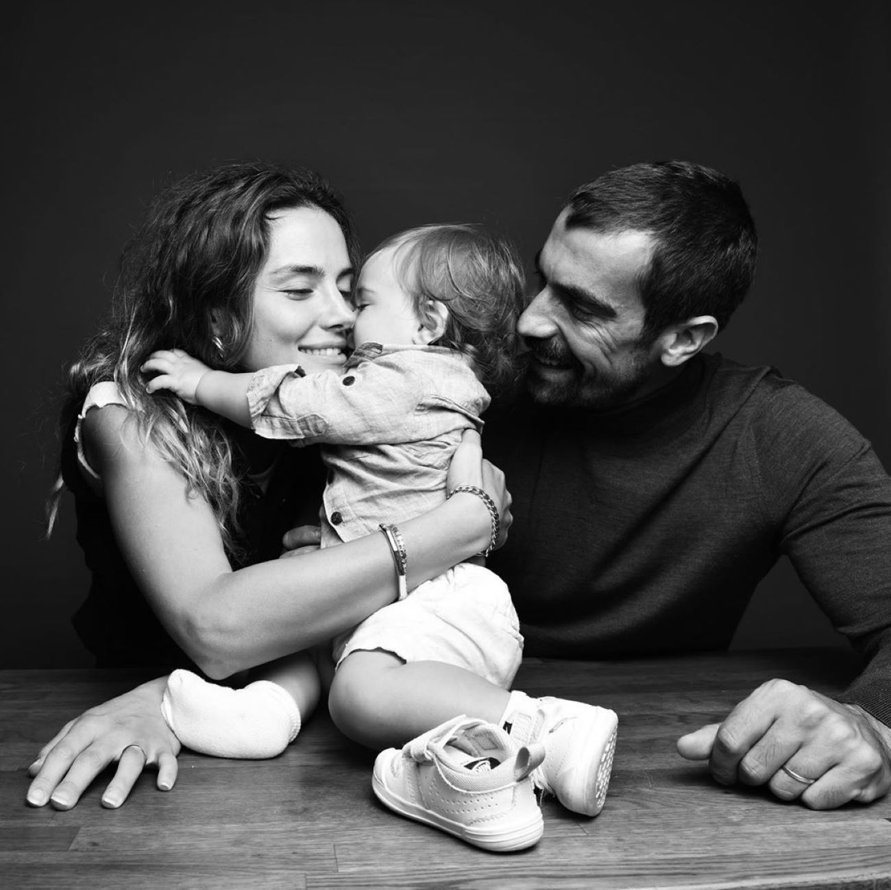 Ibrahim Çelikkol y su familia feliz imagen