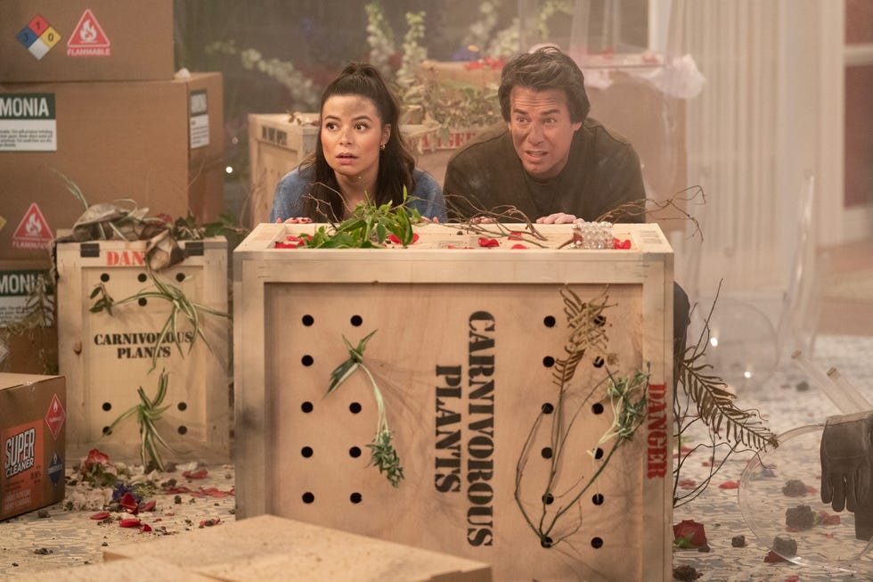 miranda cosgrove as carly shay and jerry trainor as spencer shay in icarly, episode 10, season 3, streaming on paramount, 2023 photo credit lisa rose paramount