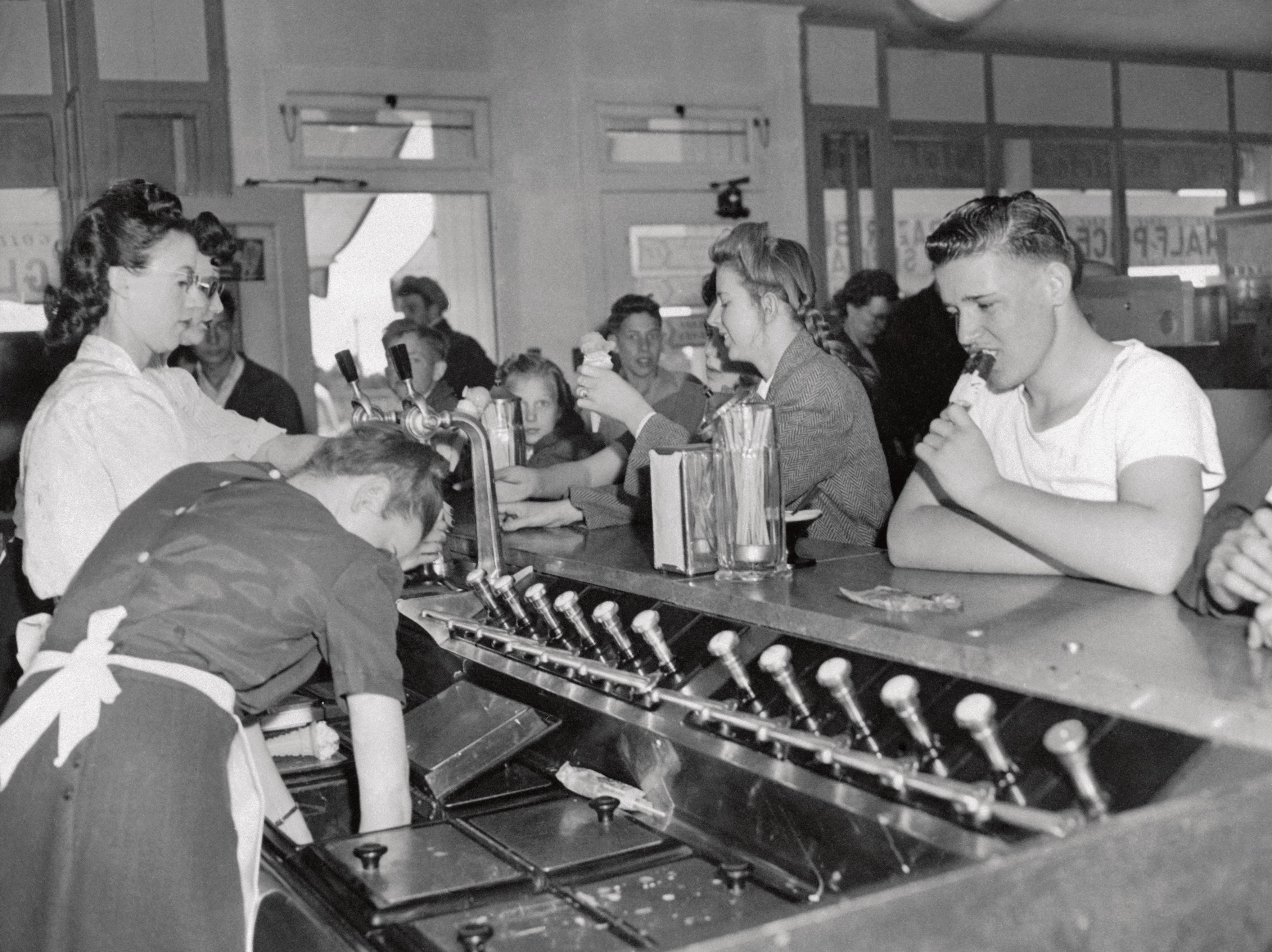 30 Vintage Photos of Ice Cream Parlors - Vintage Soda Fountain