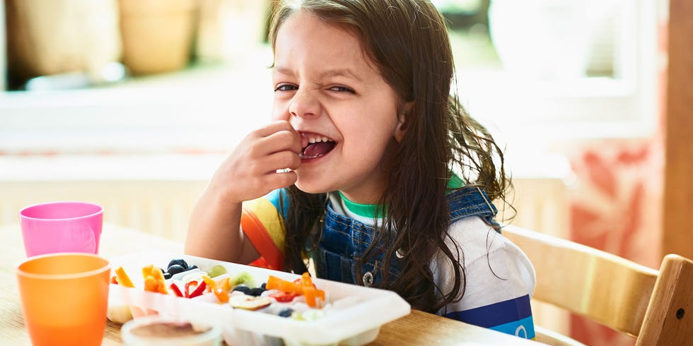 Eating, Junk food, Child, Fast food, Food, Kids' meal, Meal, Comfort food, Lunch, Sweetness, 