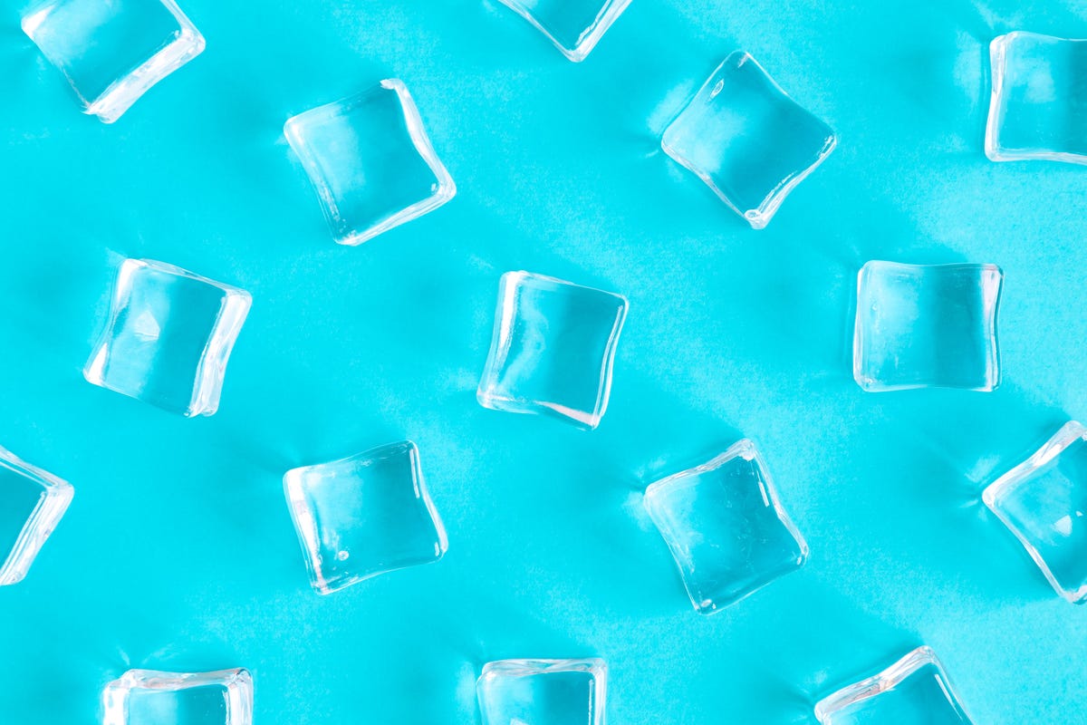 Da quando mettiamo i cubetti di ghiaccio nelle nostre bevande?