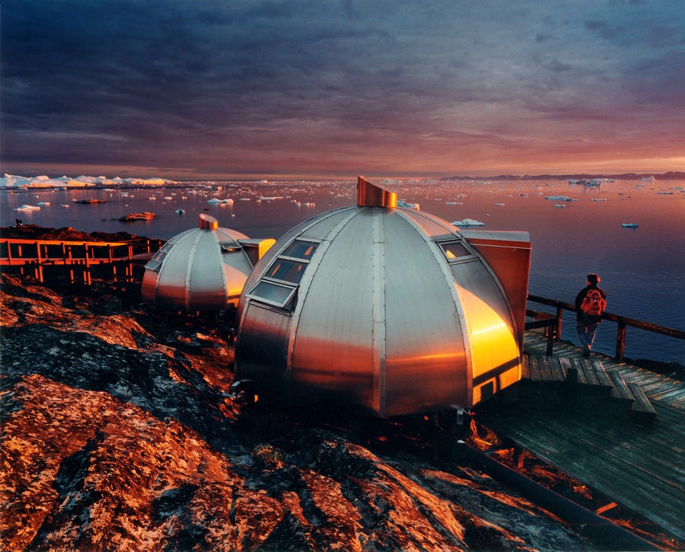 Vanuit de iglos van Hotel Arctic in het noorden van Groenland zien gasten een gestage stroom ijsbergen van dichtbij voorbijdrijven