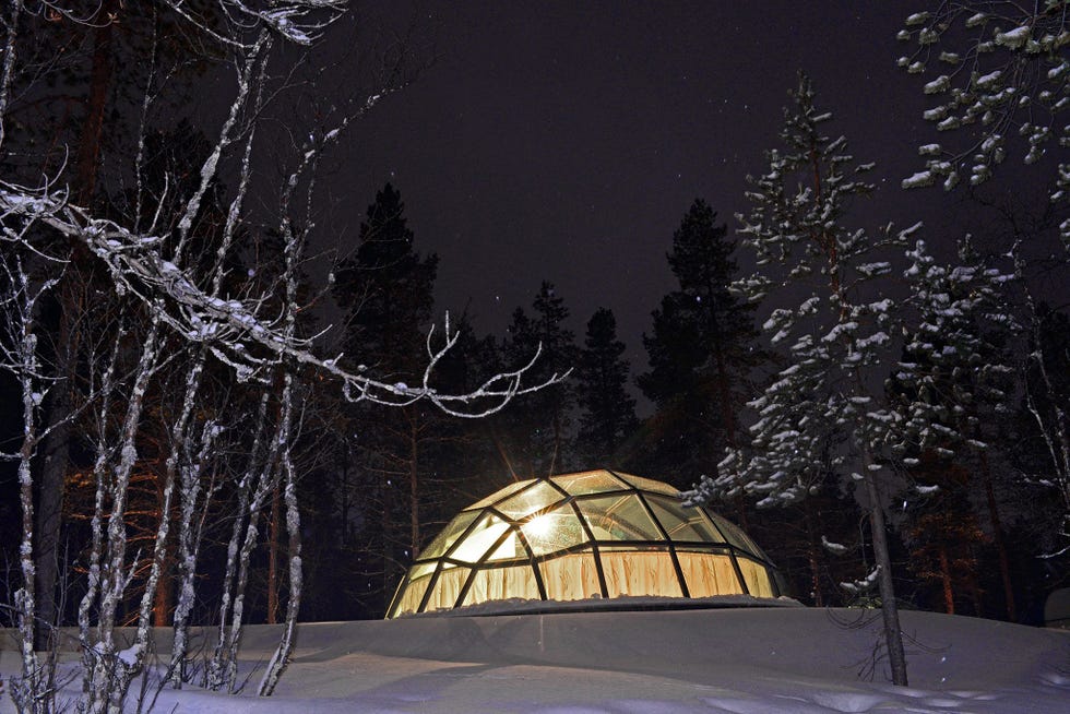 In het Kakslauttanen Arctic Resort kunnen gasten genieten van een weidse blik op de nachthemel